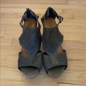 GIANNI BINI Gray Edgy Wedge Platform Shoes  sz 9